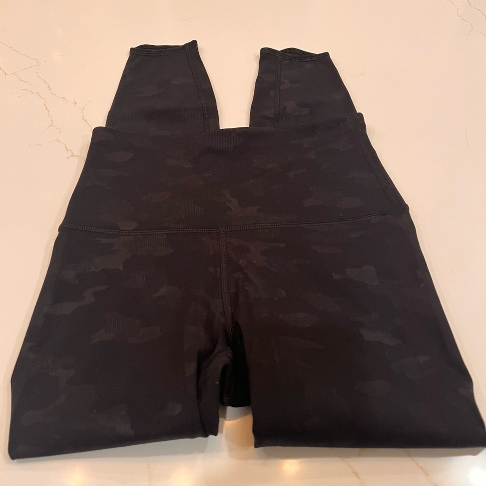 All in Motion Premium Elongate 7/8 leggings | XS | Black & Gray - Picture 8 of 10